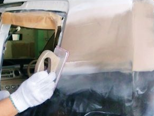 森岡ボデー 作業の様子 パテ